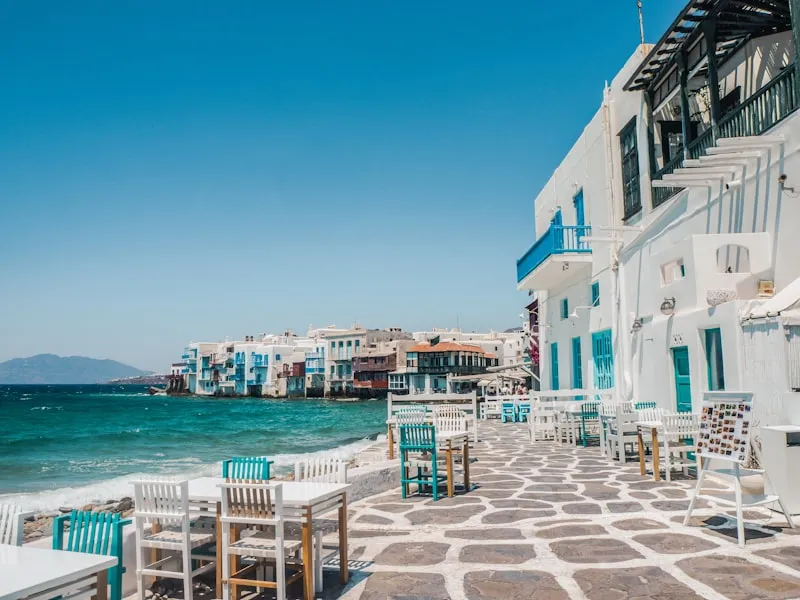 Casas blancas de Mykonos frente al mar