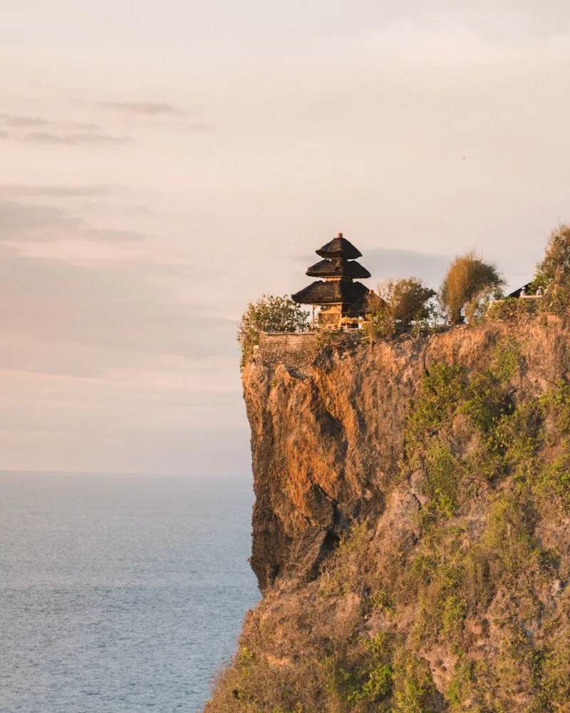 Templo sobre el acantilado en Bali