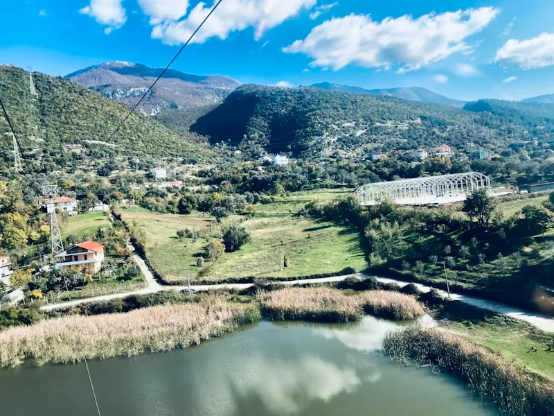 Monte Dajti y lago en Albania