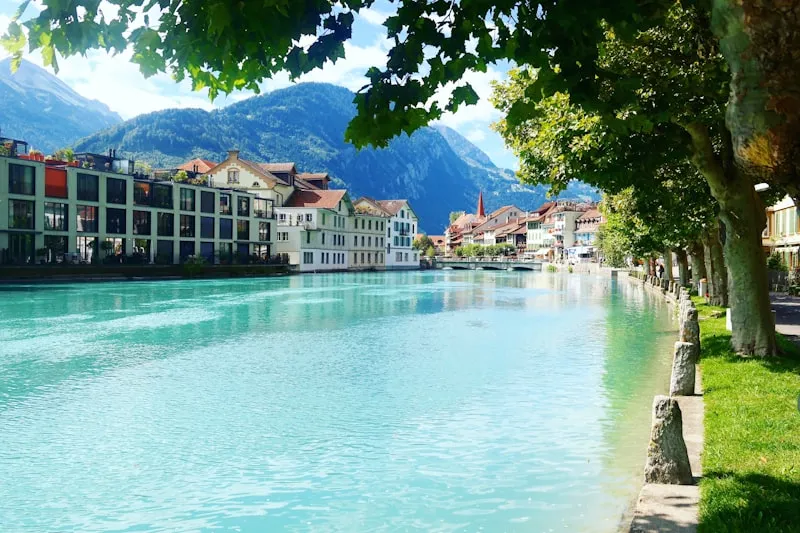 Interlaken entre montañas en Suiza
