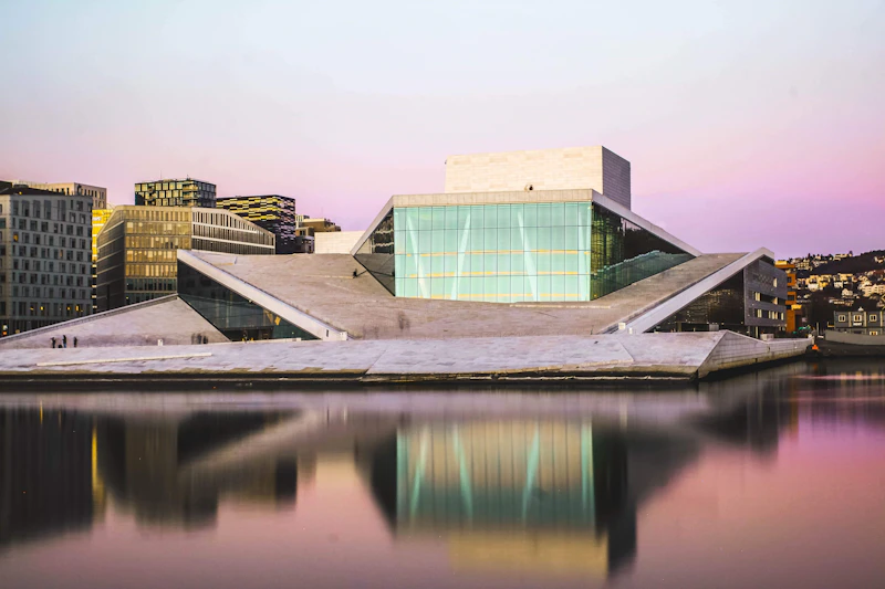 Ópera de Oslo junto al fiordo