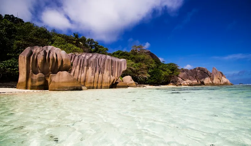 Rocas de granito en Praslin en Seychelles