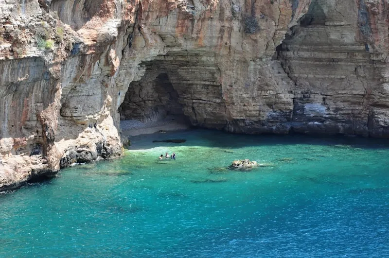 Barco junto a formación rocosa en la costa turca en Turquía