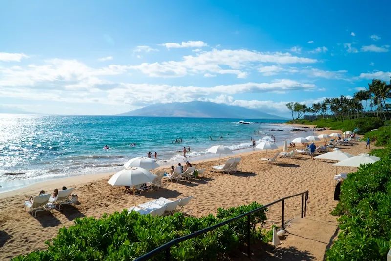 Playa con sombrillas en Maui en Hawái