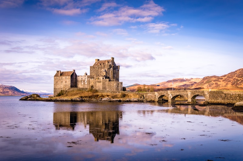 Castillo de Eilean Donan junto al lago en Escocia