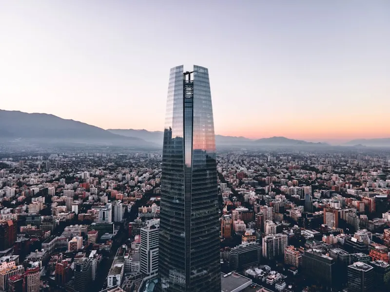 Skyline de Santiago de Chile con los Andes