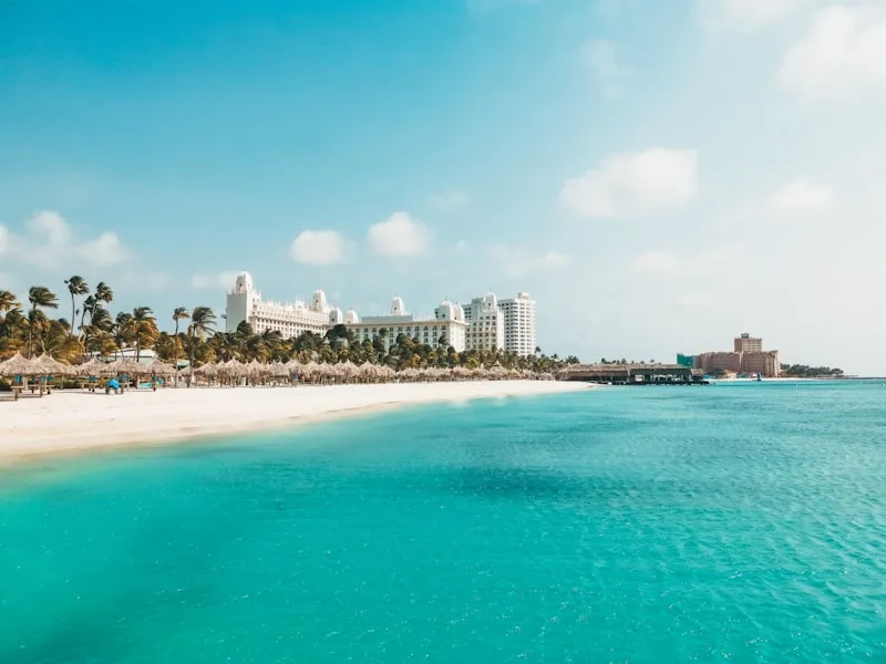 Palm Beach Aruba con hotel al fondo