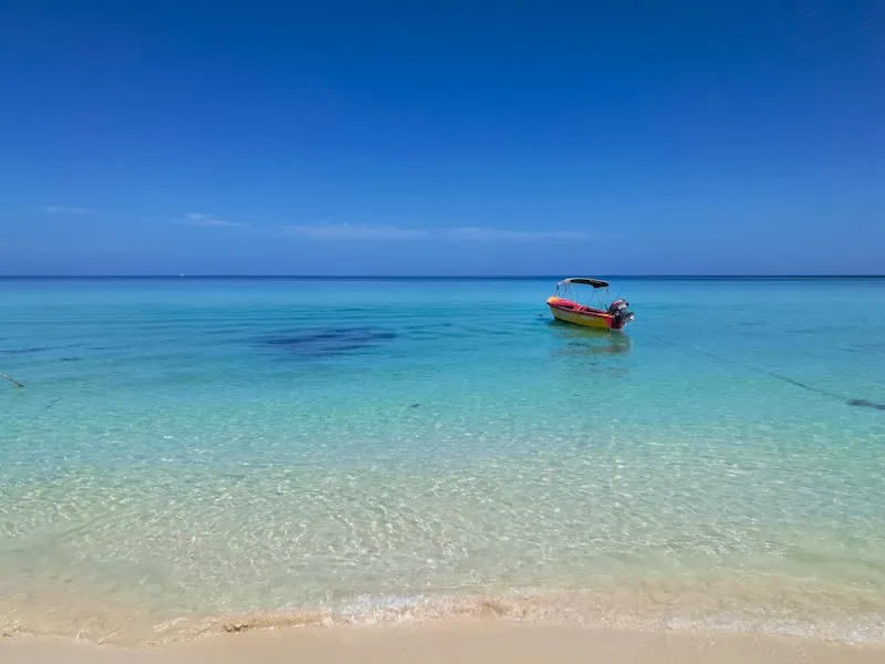 Bote en aguas cristalinas de Negril en Jamaica