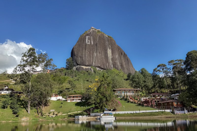 Guatapé cerca de Medellín en Colombia