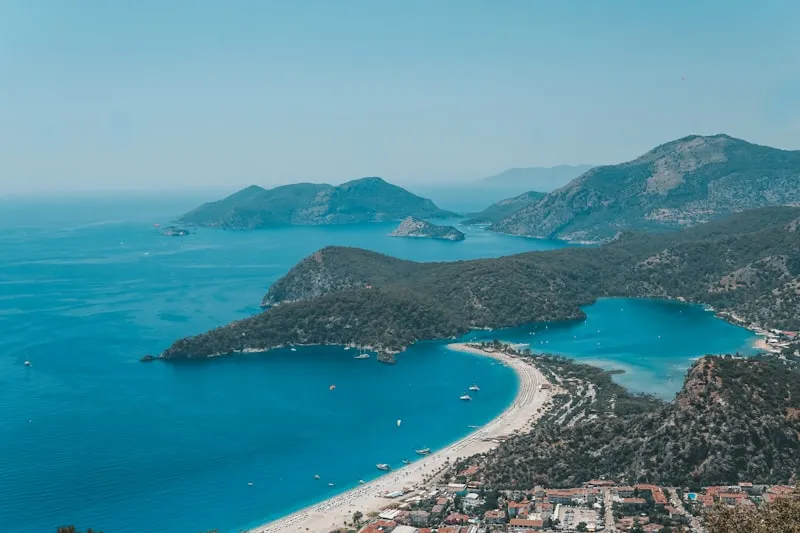 Playa turquesa de la costa licia en Turquía