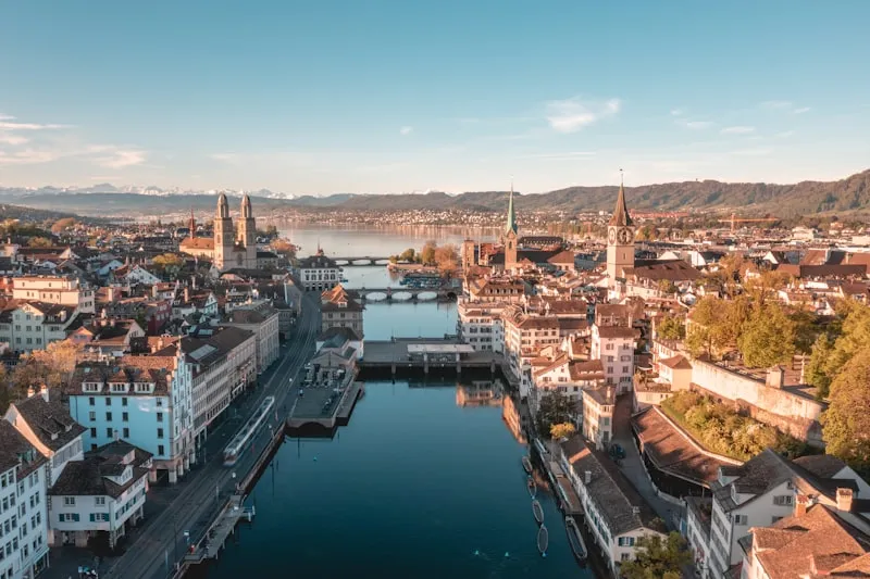 Río Limmat en Zúrich en Suiza