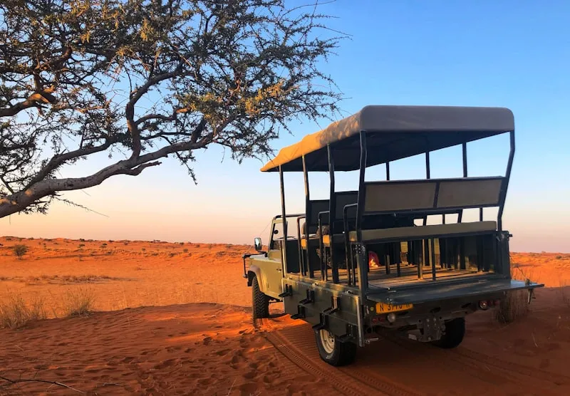 Vehículo de safari en el Kalahari en Botsuana