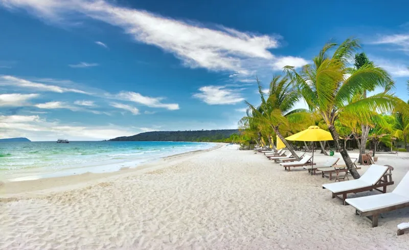 Playa de arena blanca en Koh Rong en Camboya