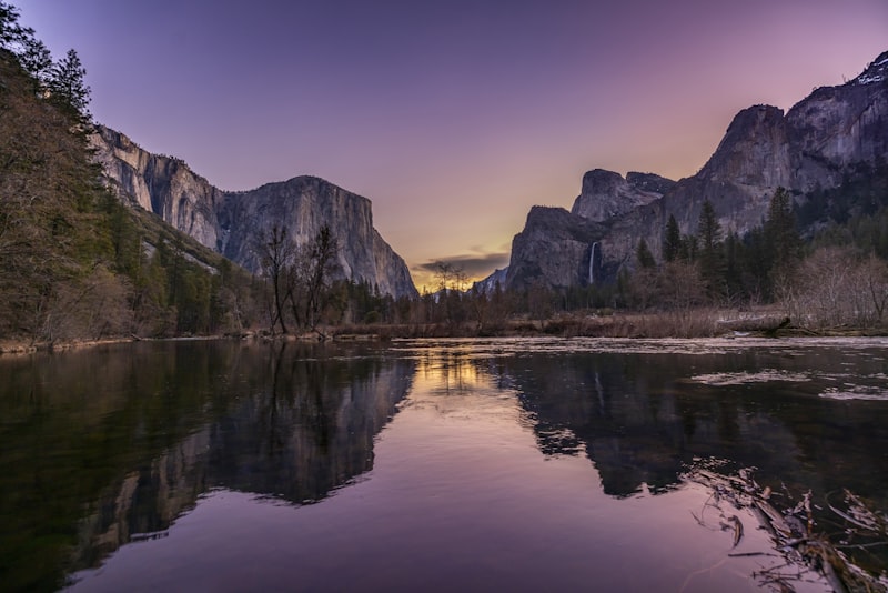 Lago rodeado de montañas en Yosemite en Costa Oeste USA