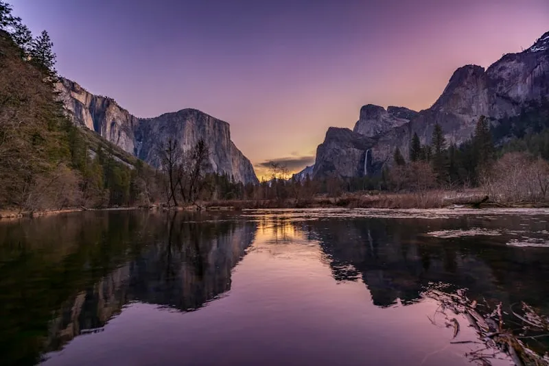 Lago rodeado de montañas en Yosemite en Costa Oeste USA