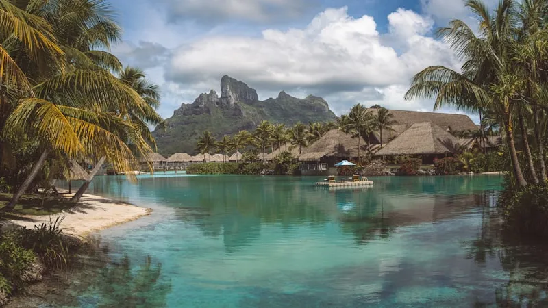 Laguna con barco en Bora Bora