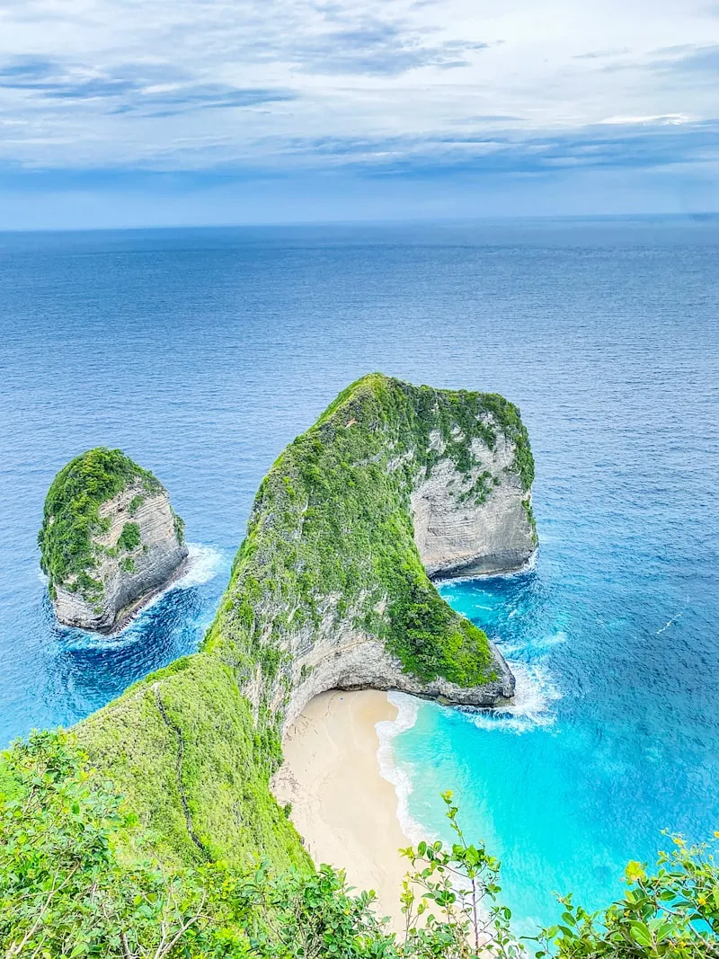 Colinas verdes de Nusa Penida en Bali