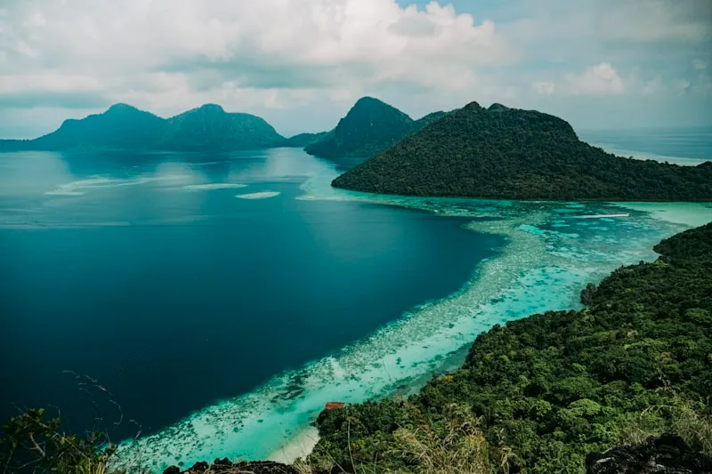Isla tropical en Borneo