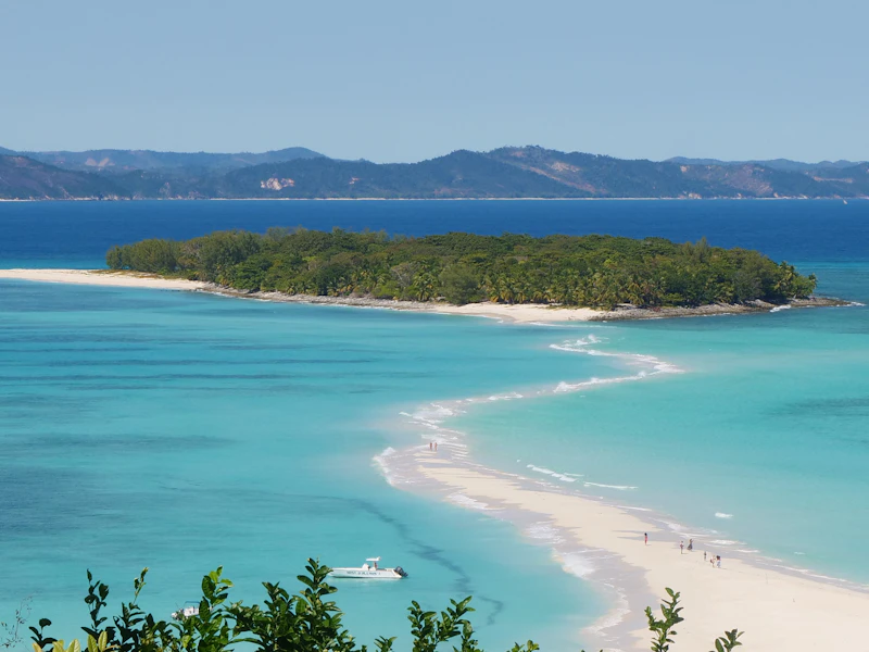 Playa con agua azul en Nosy Be en Madagascar