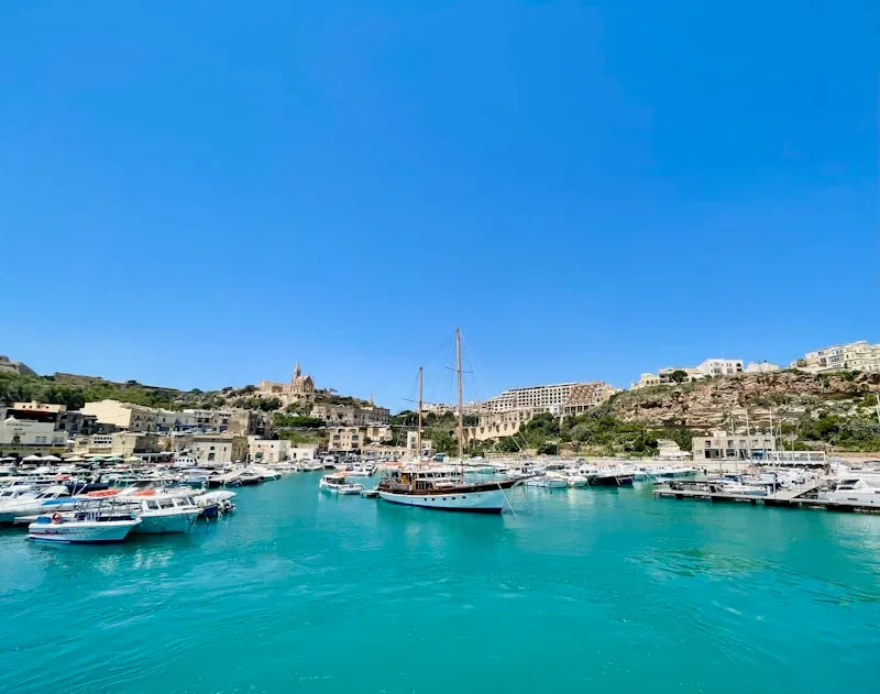 Puerto de Gozo con barcos en Malta
