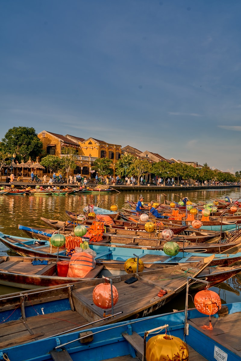 Barcos en el puerto de Hoi An en Vietnam