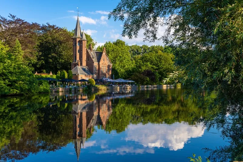 Brujas - Canales y árboles en Bélgica