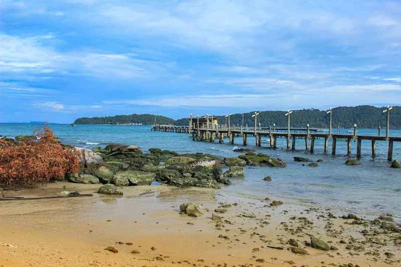 Muelle en la playa de Koh Rong en Camboya