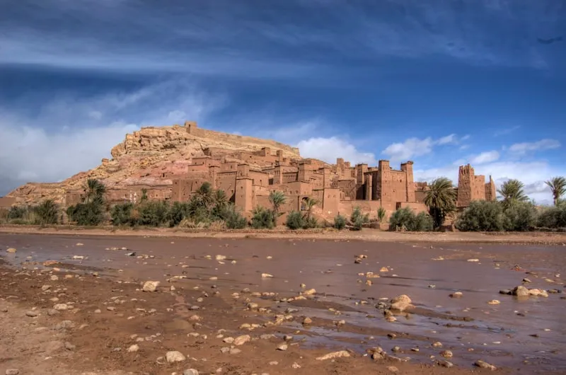 Kasbah en la colina en Marruecos