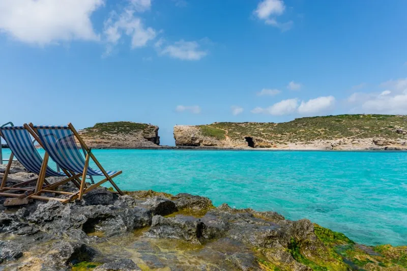 Sillas frente al mar en Comino en Malta