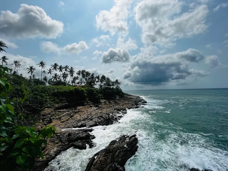 Vista del océano desde acantilado en Sri Lanka