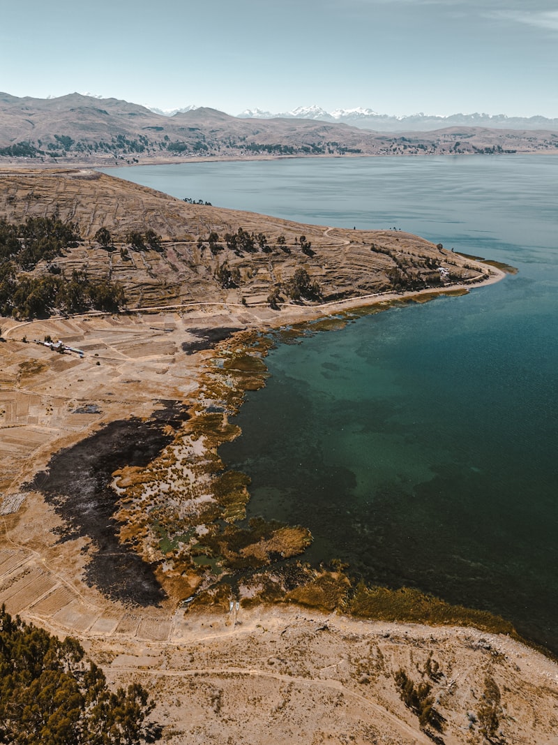Islas flotantes en el Lago Titicaca en Perú