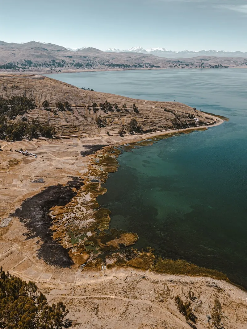 Islas flotantes en el Lago Titicaca en Perú