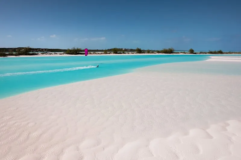 Parasailing sobre aguas cristalinas en Exumas en Bahamas