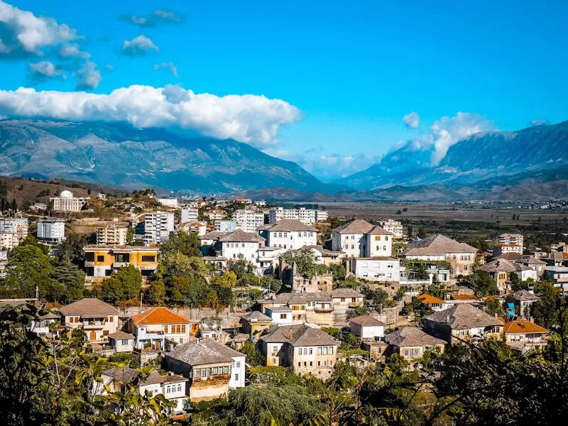 Vista panorámica de Gjirokastra en Albania