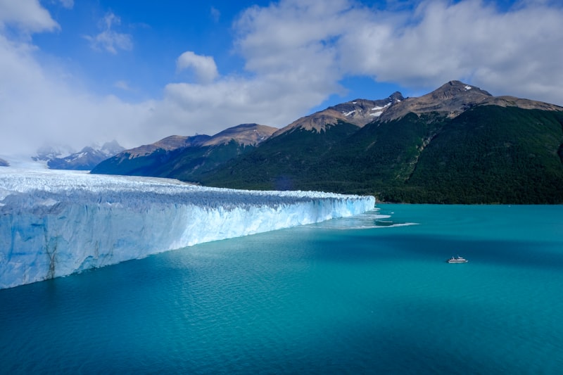 Barco frente a glaciar en Argentina