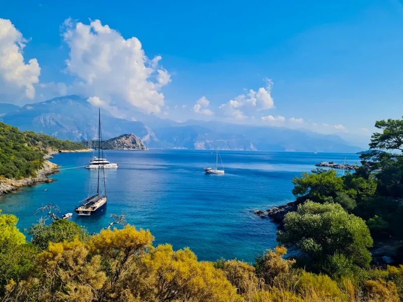 Costa turquesa y montañas en Turquía