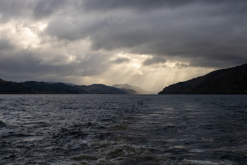 Lago Ness con montañas al fondo en Escocia