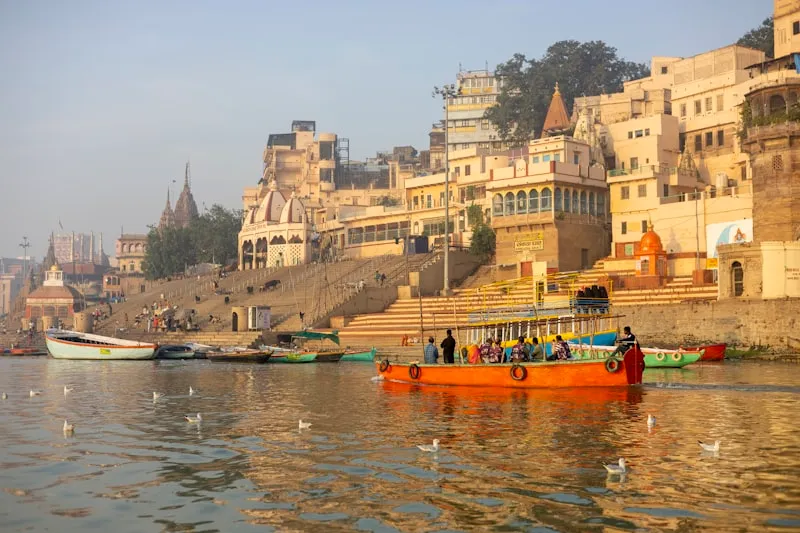 Barcas en el Ganges en India