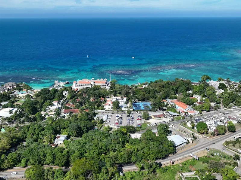 Vista aérea de Ocho Ríos en Jamaica