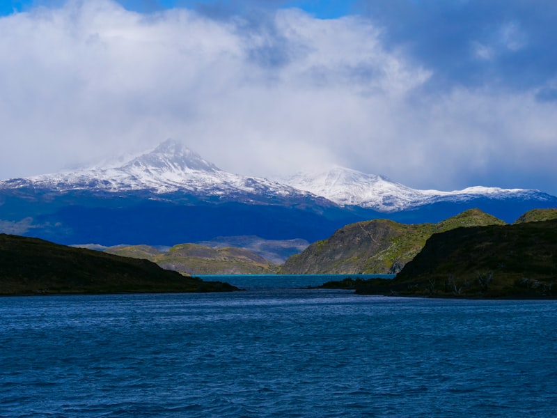 Lago y montañas en Torres del Paine en Argentina