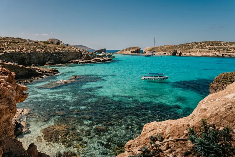 Barco en aguas cristalinas de Comino en Malta