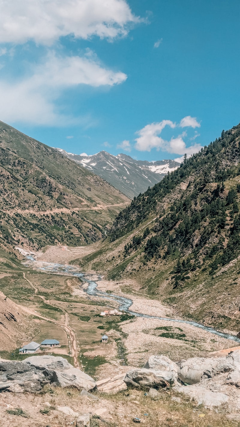 Río y montañas del Valle Sagrado en Perú