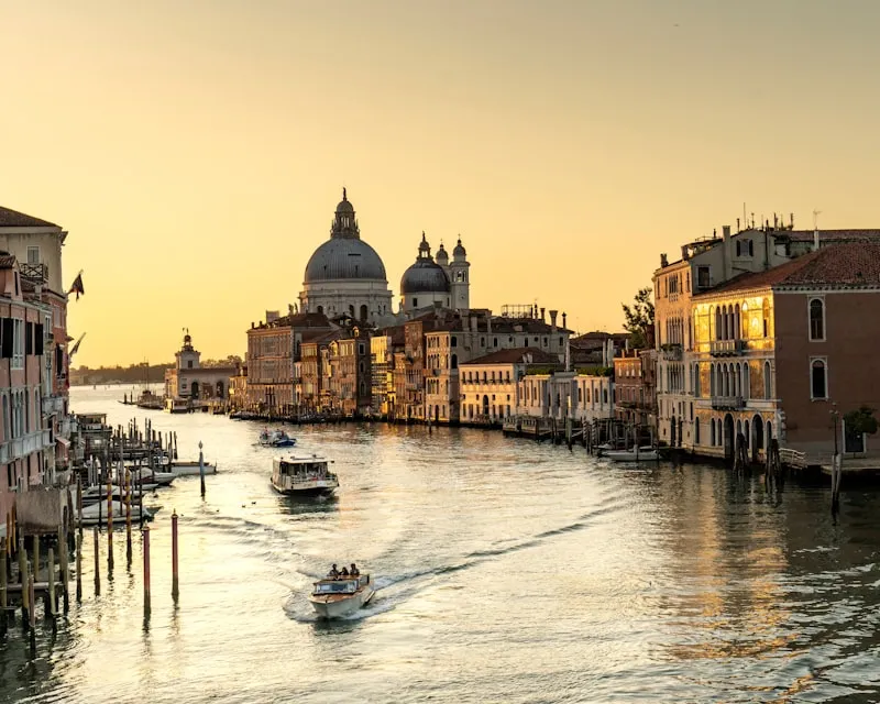 Barco por los canales de Venecia