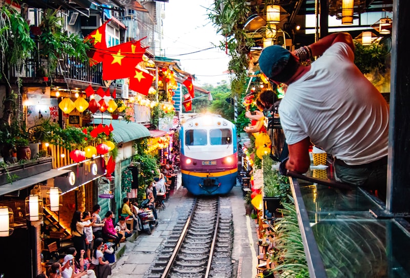 Tren atravesando las calles de Hanoi en Vietnam