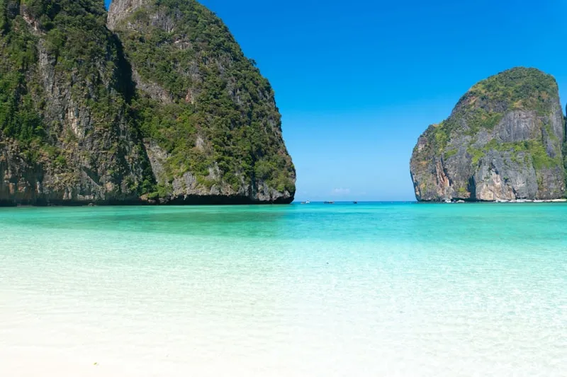 Rocas y playa en Phi Phi