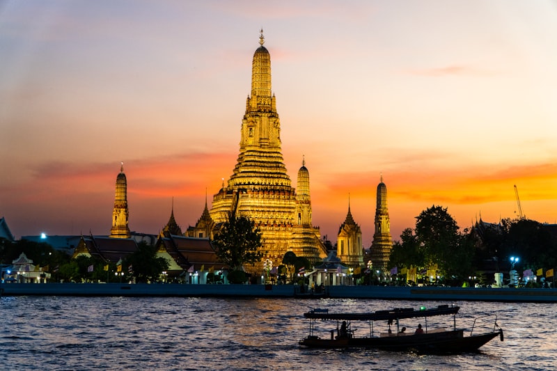 Botes en el río Chao Phraya en Tailandia
