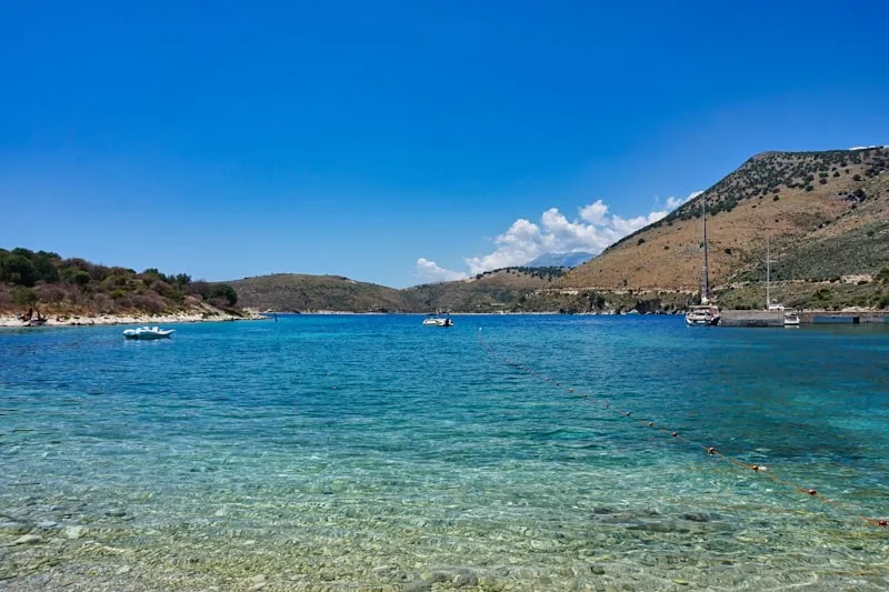 Botes en la costa albanesa en Albania