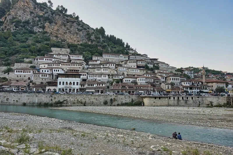 Río Osum en Berat en Albania