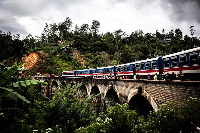 Tren sobre el Nine Arch Bridge en Sri Lanka