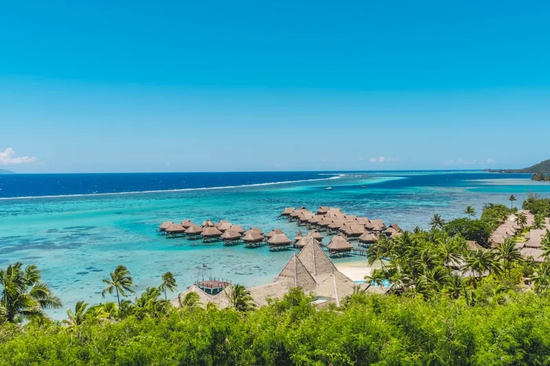 Playa tropical con cabañas en Moorea en Polinesia Francesa